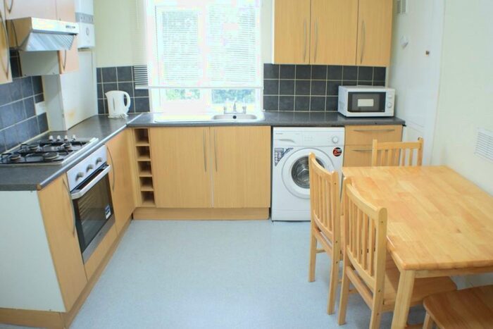 2 Bedroom Flat To Rent In Clayhall Avenue, Ilford, London, IG5