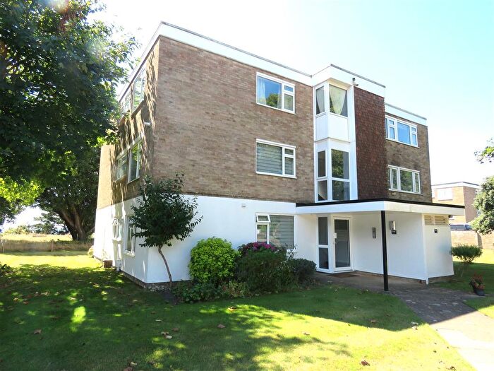 2 Bedroom Flat To Rent In Beacon Drive, Highcliffe, Christchurch, BH23