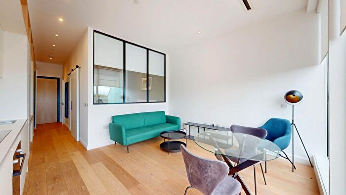 1 Bedroom Flat To Rent In Great West Road, Brentford, TW8