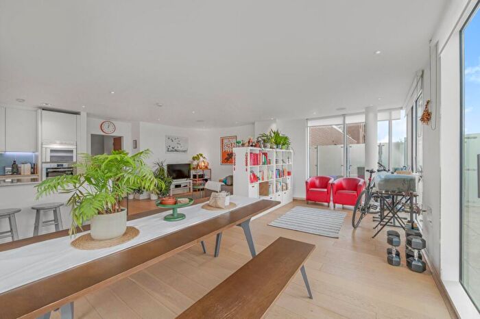 3 Bedroom Flat To Rent In Devan Grove, Woodberry Down, N4