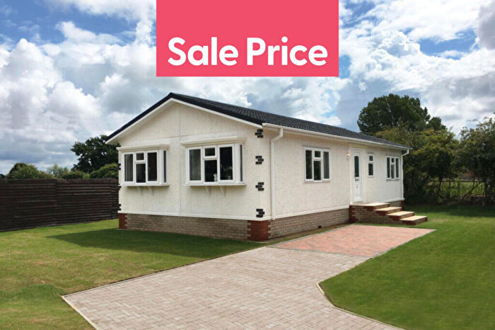 2 Bedroom Park Home For Sale In Stratford-upon-Avon, Warwickshire, CV37