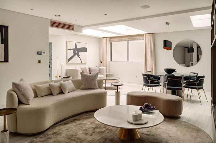 3 Bedroom Flat To Rent In South Molton Street, Mayfair, W1K