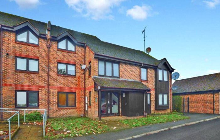 2 Bedroom Maisonette For Sale In Langtons Meadow, Slough, SL2