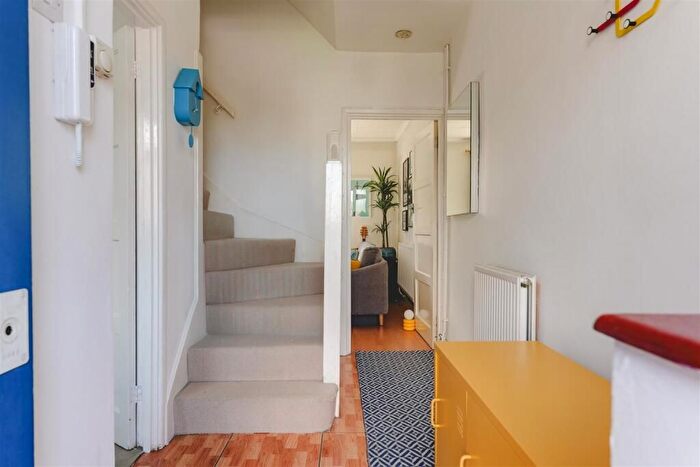 3 Bedroom Flat To Rent In Geffrye Estate, Islington, London, N1