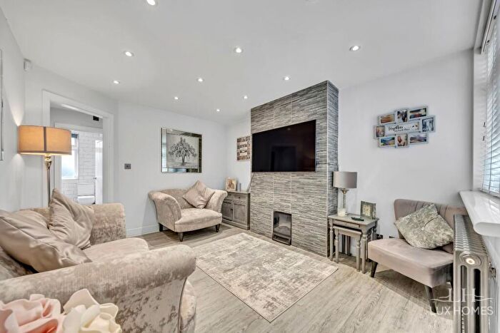 2 Bedroom Maisonette For Sale In Matlock Gardens, Hornchurch, RM12