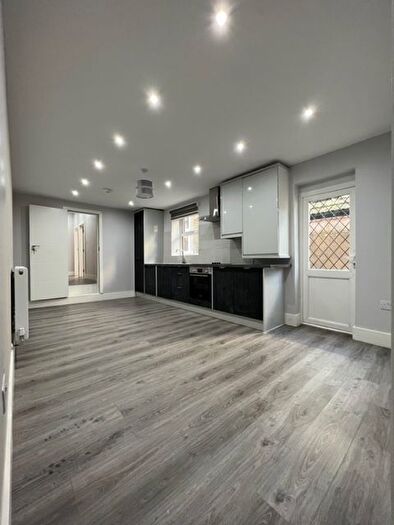 1 Bedroom Flat To Rent In Merton Road, London, SW18