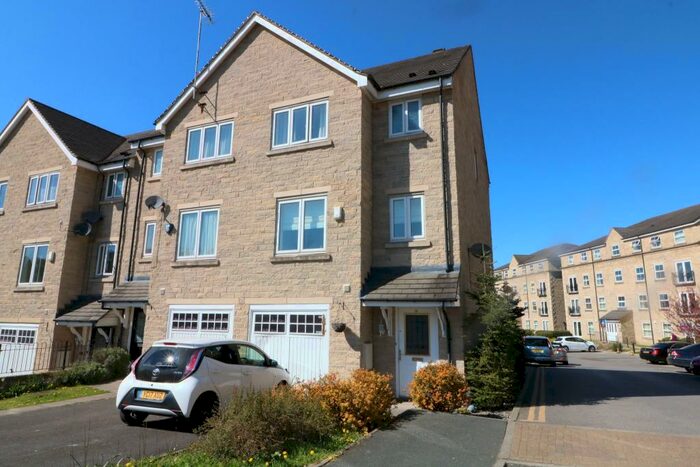 4 Bedroom Town House To Rent In Axminster Drive Bailiff Bridge Brighouse, HD6
