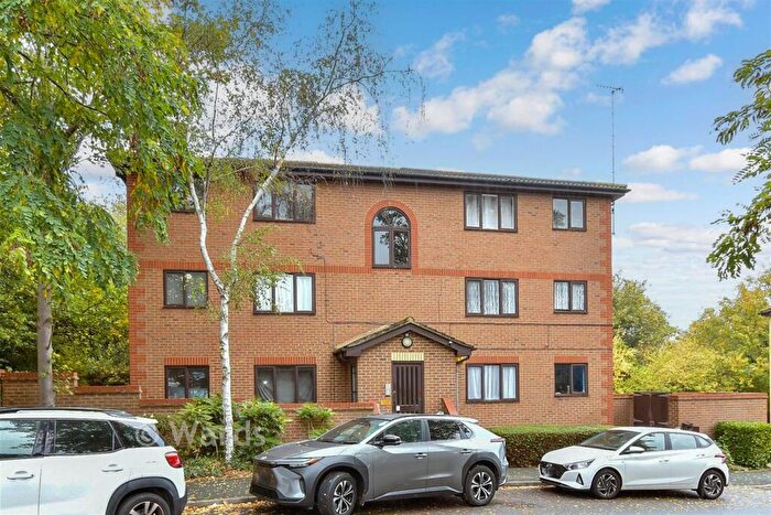 1 Bedroom Flat For Sale In Winston Close, Greenhithe, Kent, DA9