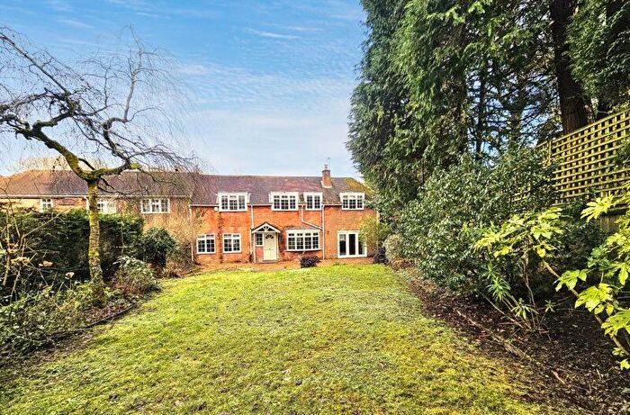 4 Bedroom Link Detached House To Rent In Tilford Road, Hindhead, GU26