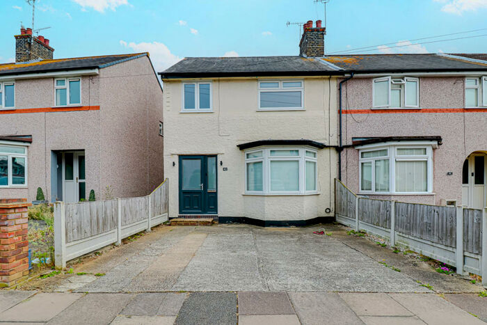 3 Bedroom End Of Terrace House To Rent In Kent Avenue, Leigh-on-sea, SS9