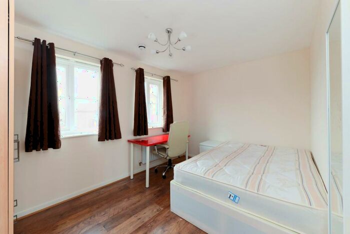 5 Bedroom Town House For Sale In Cunningham Street, Hatfield, AL10