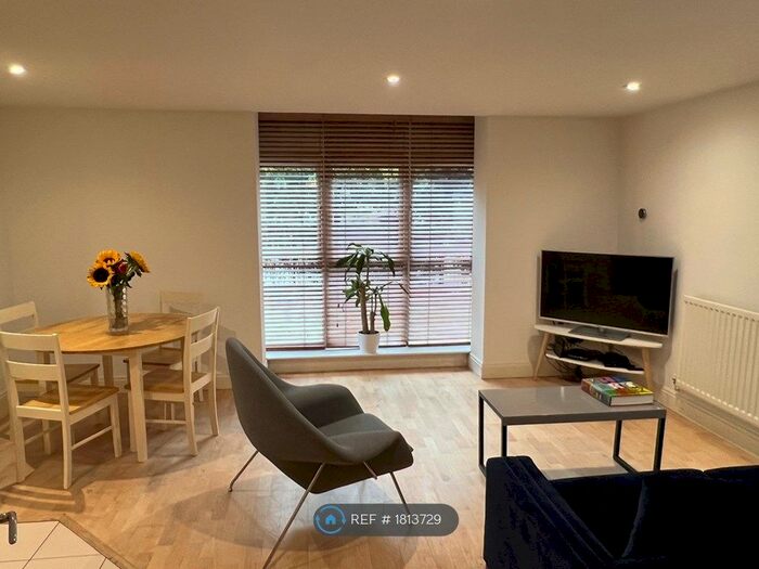 2 Bedroom Flat To Rent In Pembroke House, London, SW4