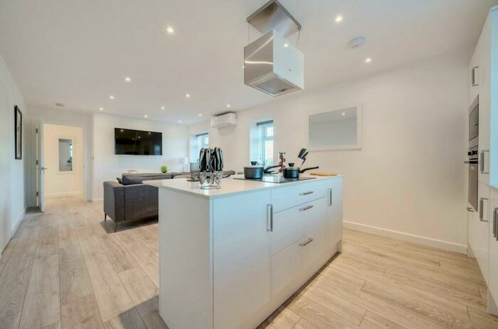 2 Bedroom Flat To Rent In High Road, Whetstone, N20