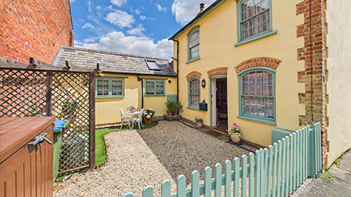 2 Bedroom Link Detached House For Sale In Eythrope Road, Stone, Aylesbury, Buckinghamshire, HP17