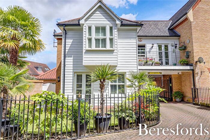 3 Bedroom Link Detached House For Sale In Sawyers Grove, Brentwood, CM15