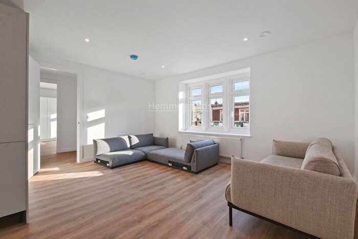 1 Bedroom Flat To Rent In Solent Lodge, Green Lanes, Palmers Green, N13