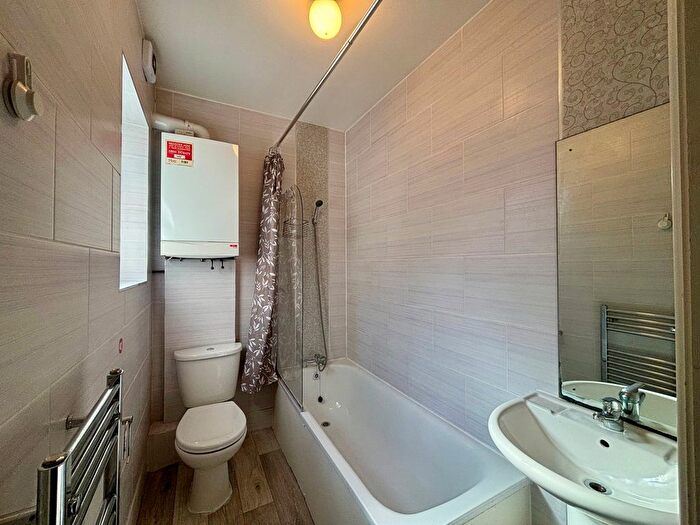 3 Bedroom Flat To Rent In Deptford High Street, London, SE8