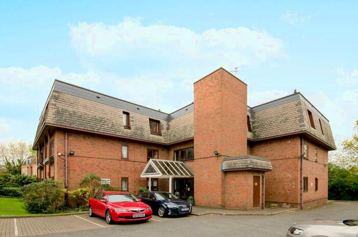 2 Bedroom Flat To Rent In Woodside Grange Road, North Finchley, London, N12