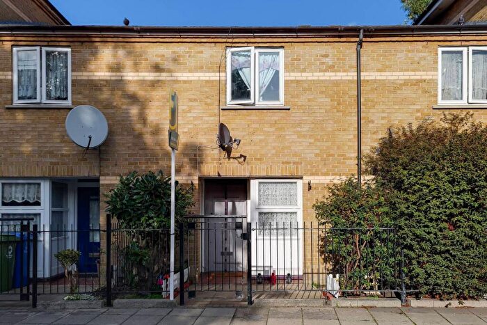 2 Bedroom House For Sale In Southampton Way, Peckham, London, SE5