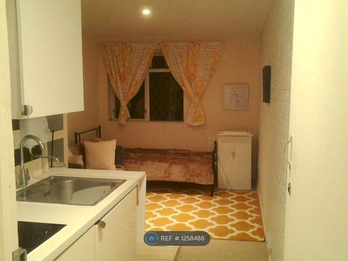 Studio To Rent In London, London NW9