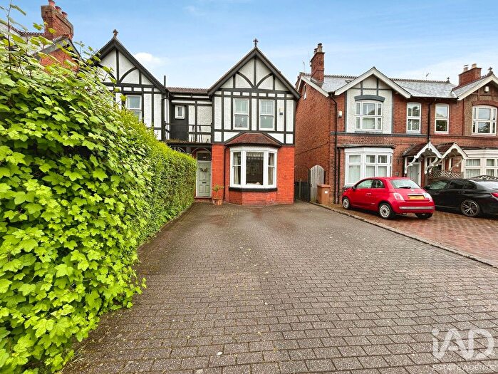 4 Bedroom Semi-Detached House For Sale In Birmingham Road, Walsall, WS1