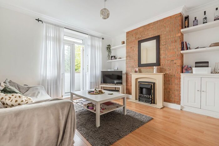 2 Bedroom Flat To Rent In Kings Avenue, London, SW4