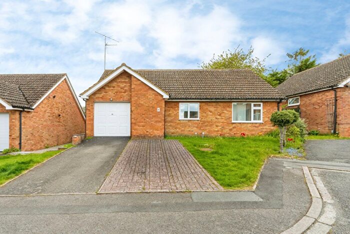 3 Bedroom Detached House For Sale In Brook Farm Close, Wymington, Northamptonshire, NN10