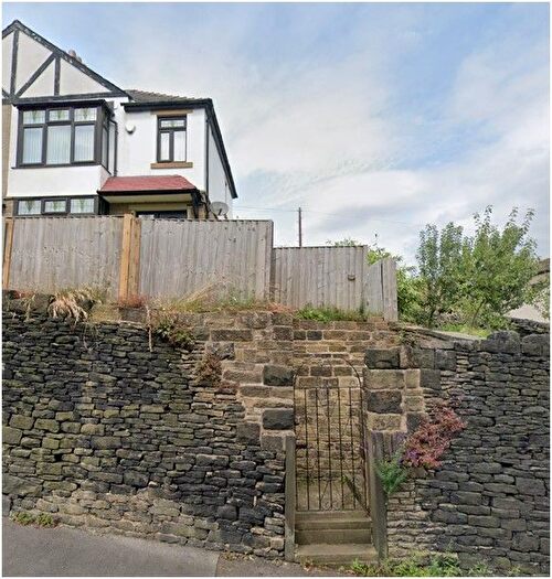 3 Bedroom Semi-Detached House To Rent In Hanson Lane, Huddersfield, HD4