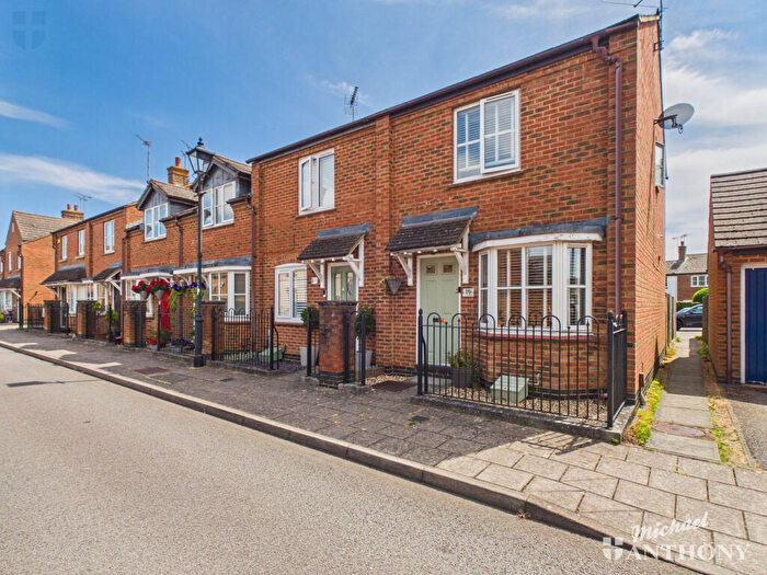 2 Bedroom End Of Terrace House For Sale In Turnham Way, Aylesbury, HP19
