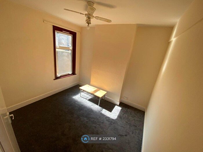 2 Bedroom Flat To Rent In East Ham, London, E6