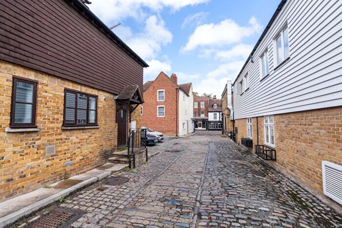 1 Bedroom Flat To Rent In Bishops Walk, Rochester, Kent, ME1