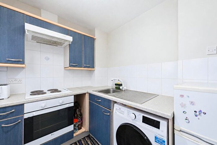 1 Bedroom Flat To Rent In Botham Drive, Slough, Berkshire, SL1