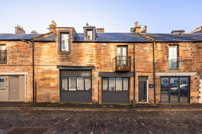 3 Bedroom Mews For Sale In Dewar Place Lane, Edinburgh, EH3