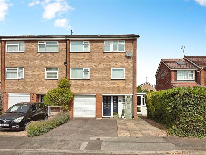 5 Bedroom Town House For Sale In Piers Close, Warwick, CV34