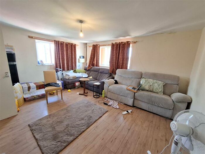 2 Bedroom Flat To Rent In Crabtree Lane, Hemel Hempstead, HP3