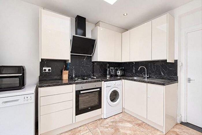 5 Bedroom Semi-Detached House To Rent In Uneeda Drive, Greenford, UB6