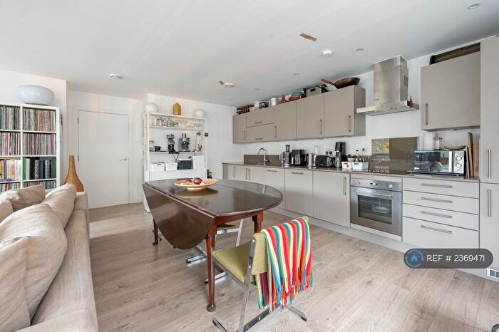 3 Bedroom Flat To Rent In Grove House, London, E9