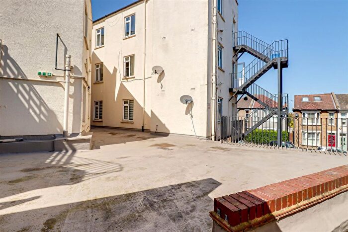 3 Bedroom Flat For Sale In Rectory Grove, Leigh-On-Sea, SS9