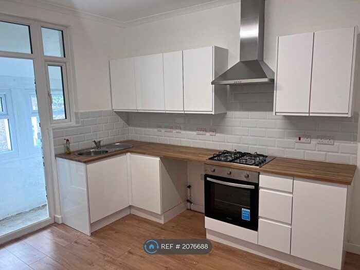 1 Bedroom Flat To Rent In Gibbon Road, London, SE15