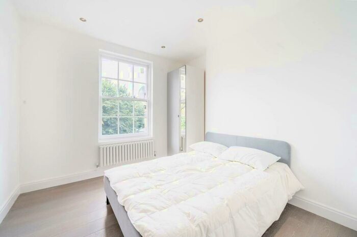 2 Bedroom Flat To Rent In Redcliffe Gardens, Chelsea, London, SW10