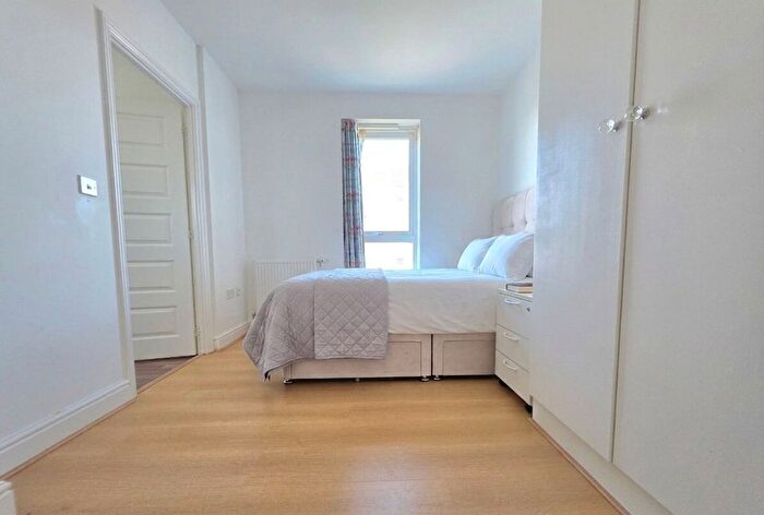 2 Bedroom Flat For Sale In Hunting Place, Mayfair Court Hunting Place, TW5
