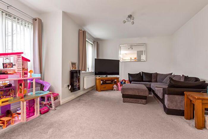 2 Bedroom Flat For Sale In Dale Square, Havant, PO9