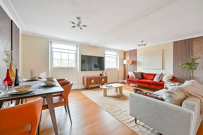 3 Bedroom Flat To Rent In Onslow Square, South Kensington, London, SW7