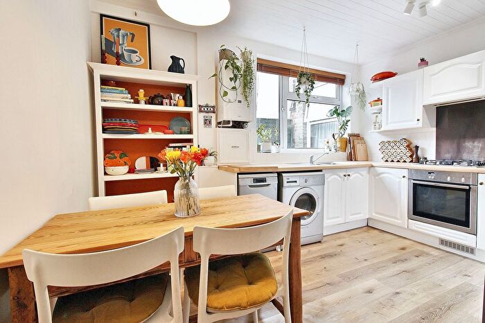 2 Bedroom Flat For Sale In St. Johns Road, Isleworth, TW7