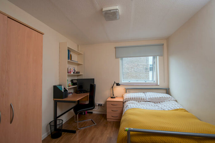6 Bedroom Private Hall To Rent In Avon Way House Standard Bed Apartment Share, CO4