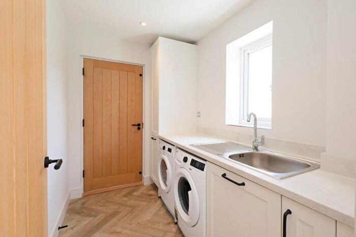 5 Bedroom Detached House For Sale In The Williow, Banstead, SM7