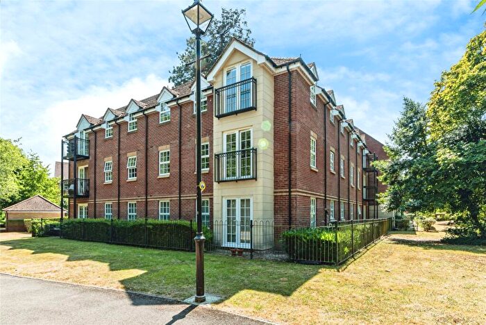 2 Bedroom Flat To Rent In Brunel Court, Newbury, RG14