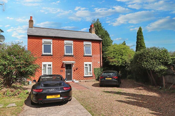 1 Bedroom Flat To Rent In Queens Road, Hersham Village, Surrey, KT12