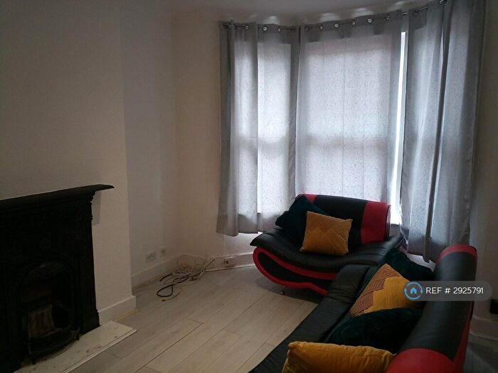 5 Bedroom Semi-Detached House To Rent In Gordon Road, Southend-On-Sea, SS1