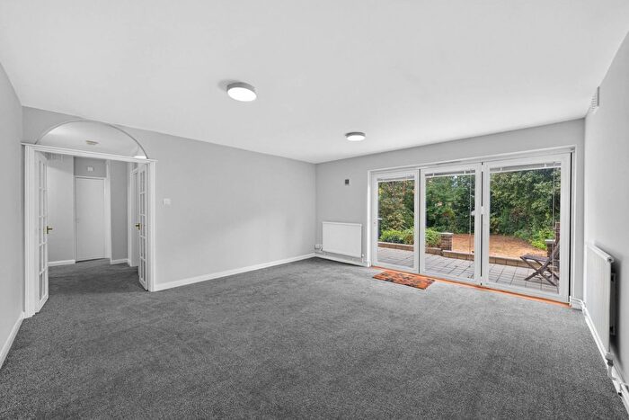 3 Bedroom Flat To Rent In North Side Wandsworth Common, Wandsworth Town, SW18
